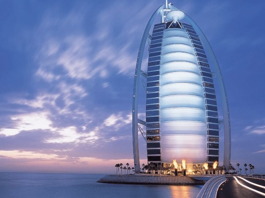 Дубайдағы Бурдж-әл-Араб желкен-қонақүйі
